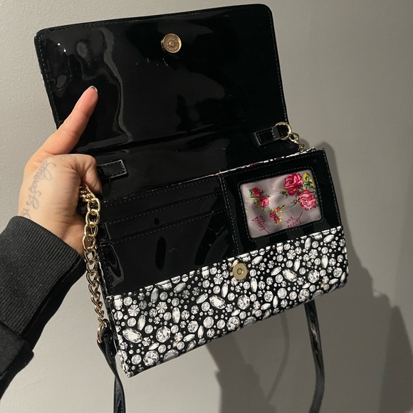 Betsey Johnson Black and White Bow Clutch - Picture 4 of 6